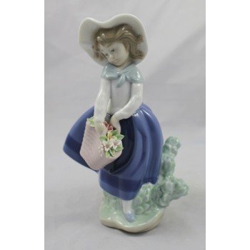 Lladro "Pretty Pickings" #5222 Figurine Girl with Flowers